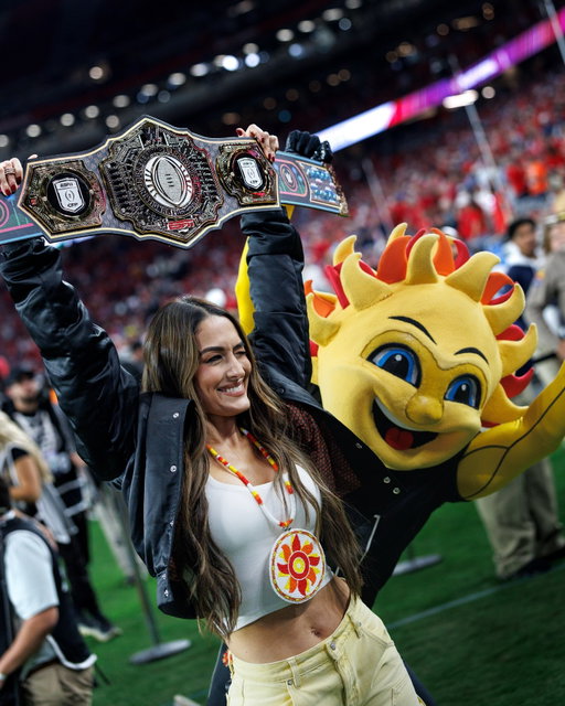 WWE Superstar Nikki Bella knows a thing or two about championship matches! 🏈🌵🏆 #FiestaBowl

(📸 @hannahhayworth)