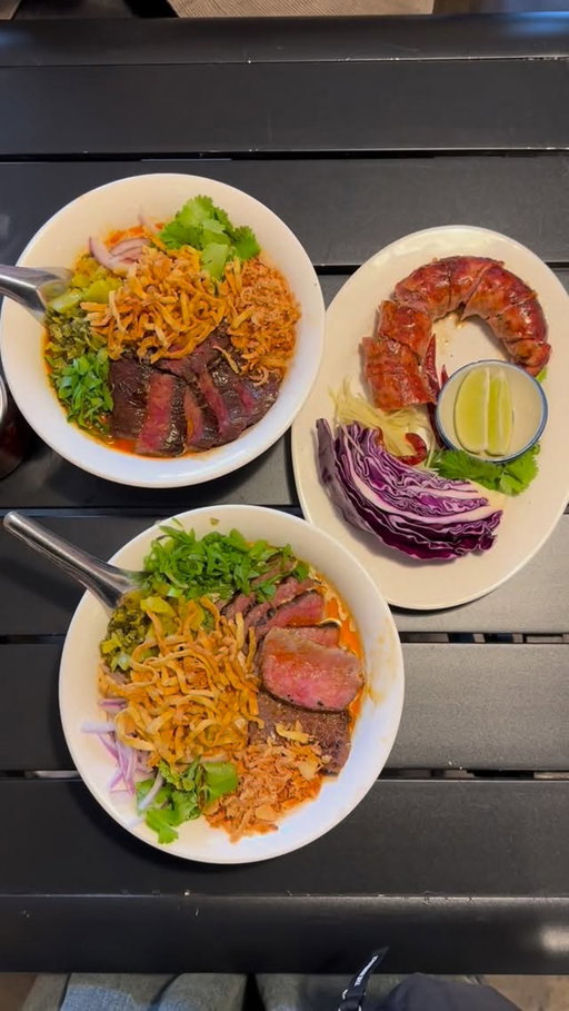 The best meal I had in Washington in 2025 came from this tiny spot called @ginger.scallion 

Their Wagyu Khao Soi is everything. Khao soi is a rich, creamy Northern Thai curry noodle soup, and this one is next level. The broth is thick, umami-packed, and the wagyu is insanely tender. I tried both A5 and American wagyu and honestly… both were amazing.

Small spot, expect lines but so worth it. Why did it take me THIS long to try this spot 😭

📍Ginger & Scallion,
500 NW 65th St, Seattle, WA 98117