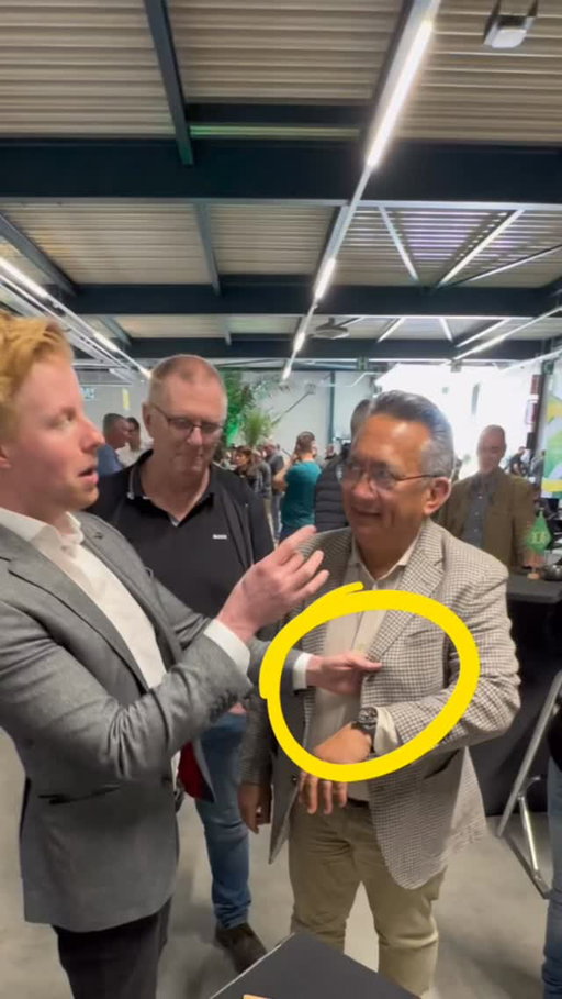 😲 Magician Showing Pickpocket Skills!
