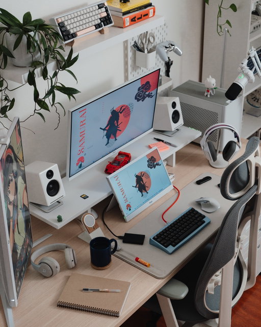 Messy desk = locked in 🔒

#desksetup #pcsetup #gamingsetup #homeoffice #officedecor