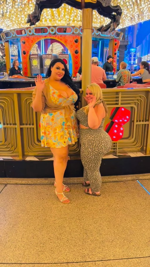 Amazon Queen Size 👑 + Fun Size 🎉
•
•
#heightgapfriendship #friends