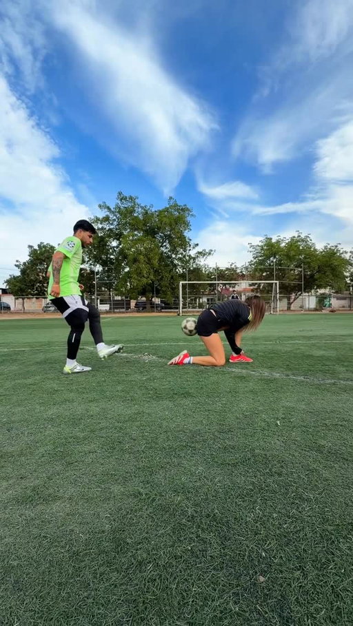 ¿con quién lo intentarías? 
#futbol #challenge #reto #amigos #gol