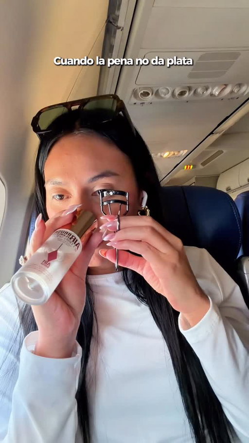 Cuando la pena no da plata pero a que costó 🤣🤣🤣
.
.
Hand Sanitizer: @touchland 
Lip balm: @dior 
Setting Spray: @charlottetilbury 
Eyelash curler: @shiseido 
Pestañina: @ysl 
Lip liner: @makeupbymario 
Lip plump: @tartecosmetics 
Iluminador: @diorbeauty 

.
#makeuptutorial #makeup #makeupcontentcreator #beauty