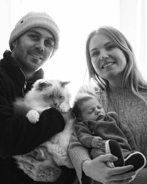 Notre famille 🤍 Il y a un mois, entre les fous rires et les larmes de joie, notre vie a basculé avec la naissance de notre fils Milo.

On ne le savait pas encore,
mais tu allais devenir notre lumière, notre boussole,
celle de nos cœurs.

Depuis ta naissance, notre vie est infiniment plus riche.
Avec toi, on a compris à quel point l’amour pouvait être fort.
On pensait déjà aimer plus que tout,
mais ce que tu nous fais vivre dépasse les mots.

Depuis un mois, tu nous apprends la patience,
la résilience, l’instant présent,
le sens profond de la famille.

Tu es notre force, notre pilier dans ce monde.

Merci Milo de nous faire vivre tout ça.
On t’aime plus que tout 
Maman et papa ♥️