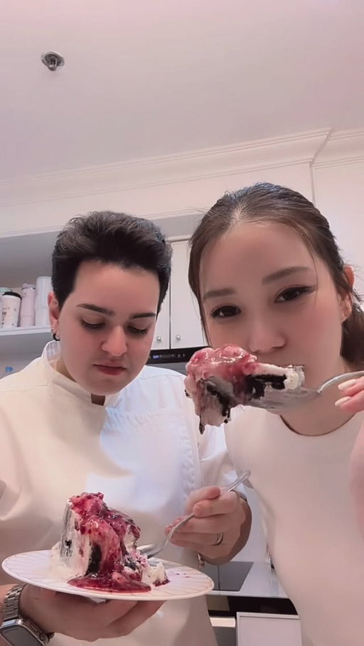Probably the easiest way in making #cheesecake 🍰
บอกเลยว่าโยเกิร์ตรสสตอเบอรี่คู่กับ Oreo คือดีมากกก😌🥰😋
ไม่ต้องมีสุตรแค่ดู #PQReview 🫶🏻✨
#reels #viralcheesecake #japanesecheesecake