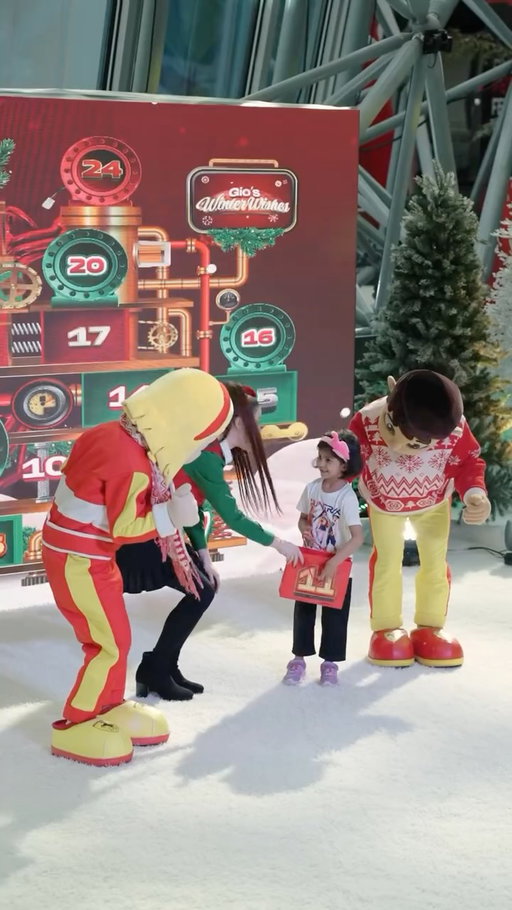 Chills and thrills all in one right here at #FerrariWorldYasIsland ❄️🎢 #InAbuDhabi 

‎إثارة تقشعرّ لها الأبدان ومتعة لا تُنسى في مكان واحد، هنا في #عالم_فيراري_جزيرة_ياس ❄️🎢#في_أبوظبي