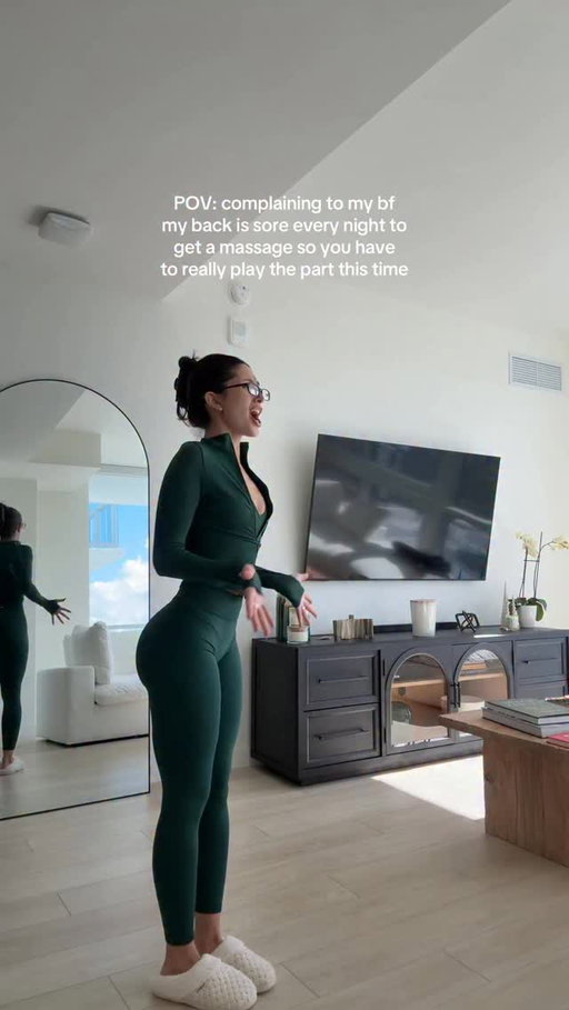 Back massage addict and he knowsss it🤣 #girls #relatable #bf #massage
