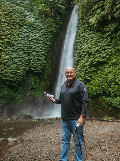 🇮🇩 We took a quick drive from @desaekobali this morning and suddenly you’re standing in front of something that feels completely untouched.

Today we went out to Red Coral Waterfall, and it was incredible. No crowds. No noise. Just water crashing down into the jungle, mist in the air, and that feeling where everything else goes quiet for a minute.

What I love about being based somewhere like this is how easy it is to access places like this without turning it into a whole production. You’re not hiking for hours or checking boxes. You just go. And then you stand there longer than you planned because it pulls you in.

The waterfalls around this area aren’t a bonus activity. They’re part of the landscape, part of the rhythm, part of why Munduk feels so different from the rest of Bali.

Days like this remind you that some of the best travel moments come from slowing down just enough to notice what’s right around you.