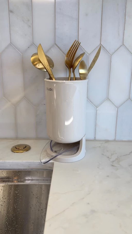 Amazon Utensil Drying Holder!
🔗COMMENT “DRY” to receive a DM. 
Drop your wet utensils into this@self draining kitchen utensil holder and watch the excess water drain into the sink or the drip tray 🍴💧🩶

#amazonhome #amazonkitchen #kitchengadget #founditonamazon #kitchenmusthave