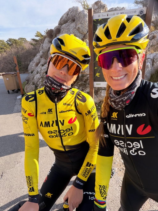 Bonne année 2026 à tous 💛

Busy last weeks in my little life, but loved every moments of it. December team camp was a wrap, as I could meet the new faces of the team, and be back with my other teammates 🥰 Preparation for the upcoming season is in full swing, and so far I’m happy with how everything is going 🙏🏻

End of the year festivities with the family is always the best time of the year, and I will keep all the good moments we had together in my mind for the rest of season ❤️

Off soon to another camp, my beautiful new mate @daniekhengeveld make sure I’m ready 🤗 Grateful for having you in this little life 🥰