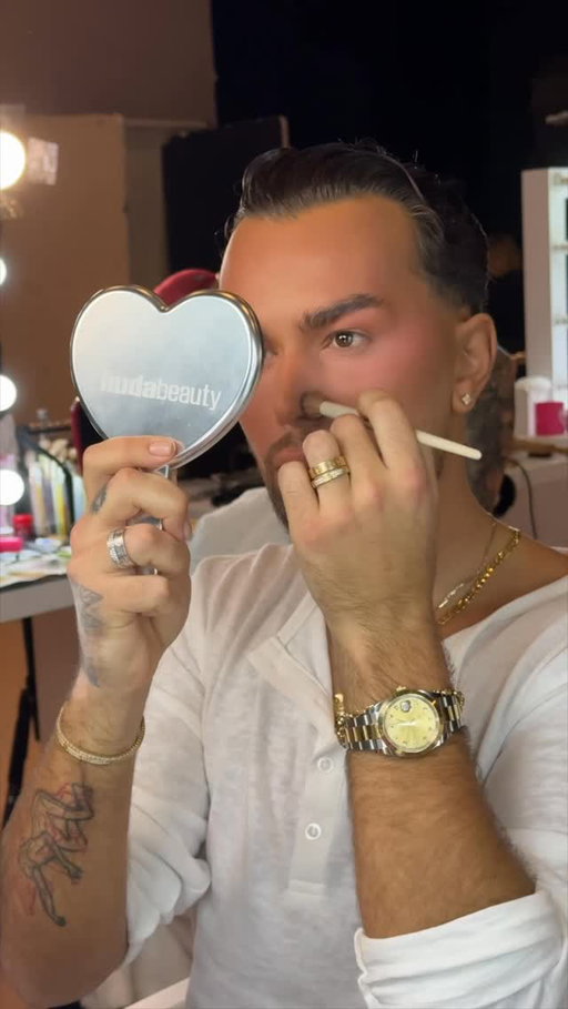 I mean are you shocked… IM MY OWN GLAM TEAM!!! 

I was the ONLY one to do my OWN MAKEUP for the @hudabeauty easy bake pressed GLOBAL CAMPAIGN!! The thought of someone else’s doing my makeup puts me into panic attack 😂

#makeup #makeupartist #beauty #hudabeauty