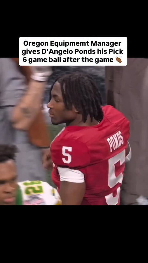 THIS IS PURE CLASS.

Oregon just lost by 34 points and after the game an Oregon Football equipment manager approached  D’Angelo Ponds and gave him the game ball from his pick 6 interception to start the game. Even in defeat, who you are as a person should shine through. 

THAT’S SPORTSMANSHIP.

This is what football is all about.

THIS IS WHAT SPORTS IS ALL ABOUT. 

You love to see it. 

#football #collegefootball #rg3 #indiana #oregon