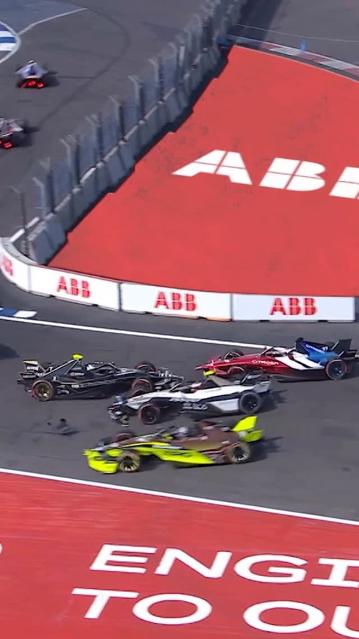 A HUGE collision between Günther, Da Costa and Vergne, with Ticktum also getting caught up in the debris 😮

@hankooktire.motorsports #MexicoCityEPrix #FormulaE #Motorsport #Racing
