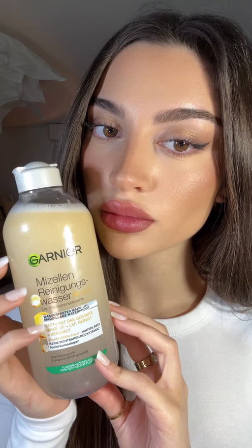 Wer von euch geht manchmal mit Makeup schlafen? Mit dem Water in Oil Mizellenwasser von @garnier musst du das wirklich nicht mehr denn das Abschminken geht so schnell & einfach damit🫶🏽 Ist auch sanft! Dankt mir später💛 #GarnierCh #ad #micellar #skincare #beautyhacks