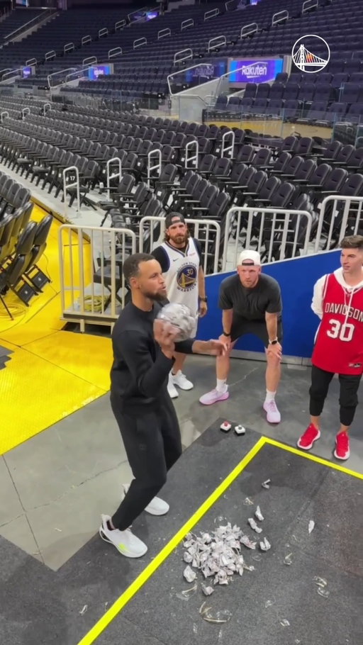 Remember that time @stephencurry30 & @DudePerfect did the Crystal Ball Challenge 🔮

» Warriors.com/Vote