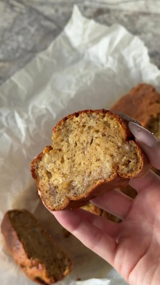 recept na #bananabread 🍌🍞 u nás se po něm jen zaprášilo a dneska jdu péct druhý 😅 

3 banány 
2 vajíčka 
1/2 hrnku hnědého cukru (mužete i klidně celý hrnek) 
hrubší plátek rozpuštěného másla 
1/2 hrnku mléka 
vanilkový extrakt 

suché ingredience: 
1 a 1/2 hrnku mouky (použila jsem hladkou) 
1/2 lžičky kypřícího prášku 
1/2 lžičky jedlé sody
špetka soli 
1 lžička skořice

pekla jsem na 180stupňů 40-50minut