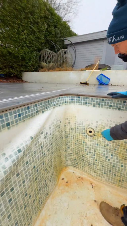 Stripped out a leaking faded liner ready for a new one this week 🤙🏼

#thep00lguy #hollayaboy #satisfying #swimmingpool