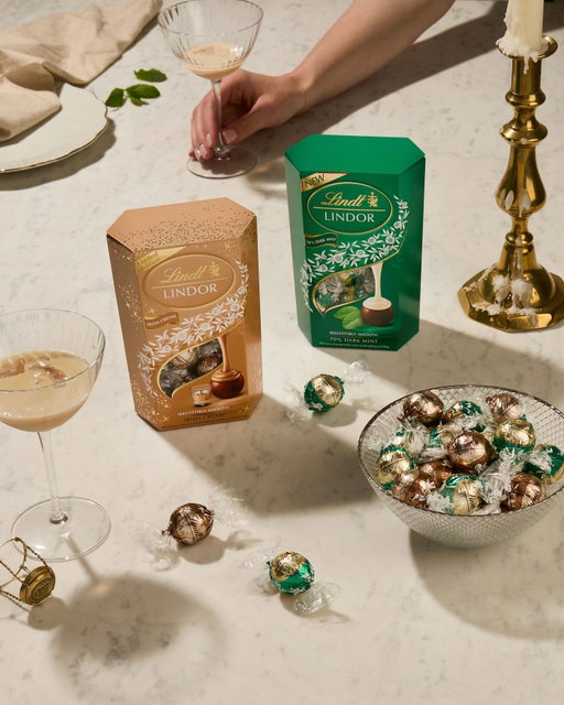 The red carpet is rolled out, the lights are shining… and LINDOR is stealing the spotlight. ✨🎬⁣
⁣
Award season is here - let’s celebrate sweet moments in style.⁣
⁣
#Lindt #LINDOR #Chocolate #SweetMoments #LindtChocolate #LindorLovers  #AwardSeason