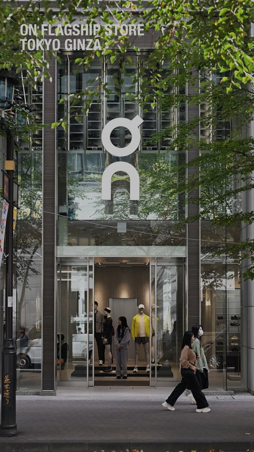 來東京請務必把『On 銀座旗艦店』排入行程💪🏻  不需要比價，所有鞋款與其他品項都比台灣便宜，款式也很齊  銀座門市是僅次於巴黎，全世界第二大的on直營店舖，一整棟三層樓寬廣舒適的逛街空間，商品種類齊全，不只有慢跑裝備，居家服飾、訓練裝備、包包配件，與網球支線這邊都逛得到

不少鞋款與服飾換算下來也比歐洲的價格還低，真的很容易走進去，莫名其妙提了兩袋出來

店鋪資訊：東京都中央区銀座4-3-1 並木館ビル  營業時間：11:00 - 20:00

🎥 by @tonyblee