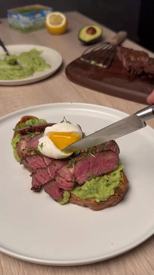 Sweet Potato Toast with Guac, Ribeye & a Perfect Poached Egg 🍠🍳
(via: @tanerxaydin)

Soft-baked sweet potato slices topped with creamy smashed avocado, juicy ribeye strips and a silky poached egg. This is your high-protein, low-carb and naturally gluten-free answer to the classic toast combo — perfect for breakfast, brunch or even dinner. Comforting, balanced and full of flavor 💫

Follow @Calories.Tips for nourishing swaps, high-protein meals & everyday food inspiration 🍽️✨

#healthyeating #recipeideas #easycooking