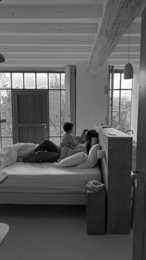 Il y a quelques mois, j’ai fait un burn-out maternel.
Un sacré down après les deux varicelles coriaces de mes fils… Une période si complexe que j’en suis tombée malade… Comme un contrecoup, mais version XXL.
Ma bouche était totalement infectée, je ne pouvais plus manger, plus travailler, plus parler… pendant presque un mois entier.
.
J’ai perdu le goût de tout et je me suis sentie très seule, sans vraiment l’être, car je suis pourtant si bien entourée…
Mon mari me proposait même de partir de la maison le temps de quelques jours pour changer d’air, pour souffler, m’aérer pour rentrer plus apaisée… c’était vraiment difficile pour lui de me voir éteinte. 
Je ne me sentais même plus bien dans mon propre cocon.
.
Je me demandais surtout comment j’allais encore pouvoir apprécier le fait d’être maman…
J’avais tellement honte de m’être interrogée de la sorte.
J’étais comme à bout de souffle et, un matin, face au miroir, je me suis rappelé cette question que je m’étais posée lorsque j’étais enceinte de Maé :
« Comment je vais faire avec deux bébés ?! Moi qui ne m’étais jamais imaginée mère un jour… ».
.
Et puis j’ai puisé dans ces deux années passées en tant que maman de deux petits garçons…
Seuls les meilleurs moments sont remontés à la surface, au milieu de cet océan de souvenirs où nous avons parfois été confrontés au pire.
C’est fou à quel point les doux échos peuvent nous ressaisir… Les câlins du matin, les « Je t’aime » au creux de l’oreille…
.
Cette période intensément délicate m’a surtout permis de réaliser que mes enfants ne sont pas arrivés par hasard…
Leurs étapes de vie sont toutes merveilleuses mais également exigeantes, et me permettent surtout de devenir une meilleure version de moi-même. Les voir grandir ensemble est un cadeau immense… 
.
Si vous commencez à sentir que, parfois, la corde est trop tendue, n’hésitez pas à poser votre tête sur l’épaule des personnes que vous aimez.
N’hésitez pas à parler pour ne pas sombrer…
Nous faisons du mieux que nous pouvons chaque jour, mais nous ne sommes en aucun cas des machines idéalement programmées.