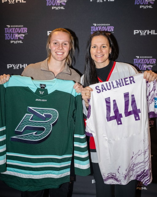 Swappin’ sweaters 🔁

Ahead of today’s game, Jill Saulnier swapped jerseys with fellow Nova Scotian, Syd Kennedy from the Halifax Tides FC!