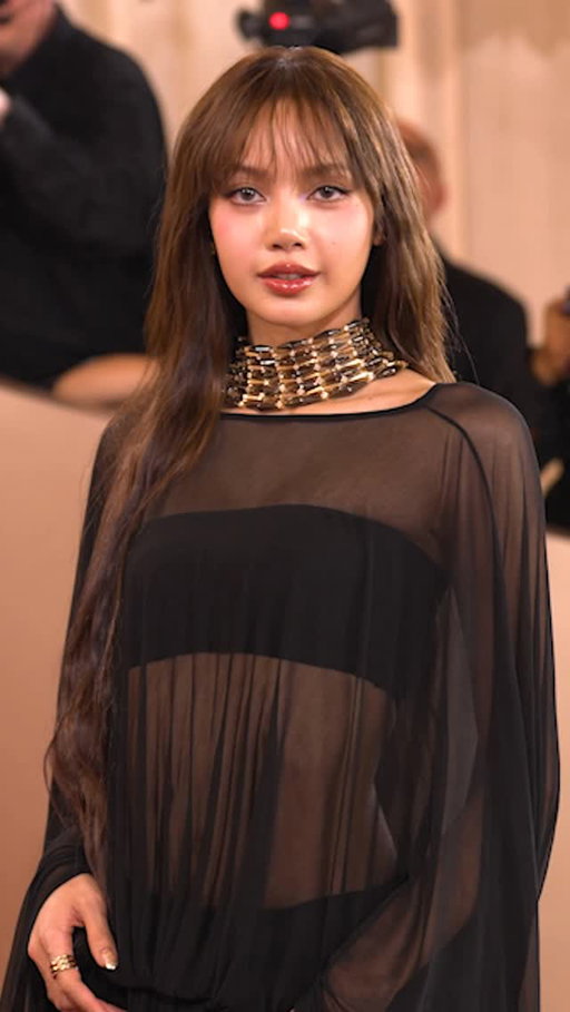 She’s here!! Living for @lalalalisa_m on the #GoldenGlobes red carpet 🖤