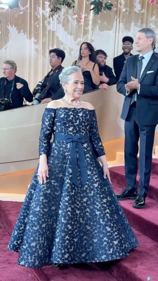 Every detail of Kathy Bates’ #GoldenGlobes look is PERFECT 💙