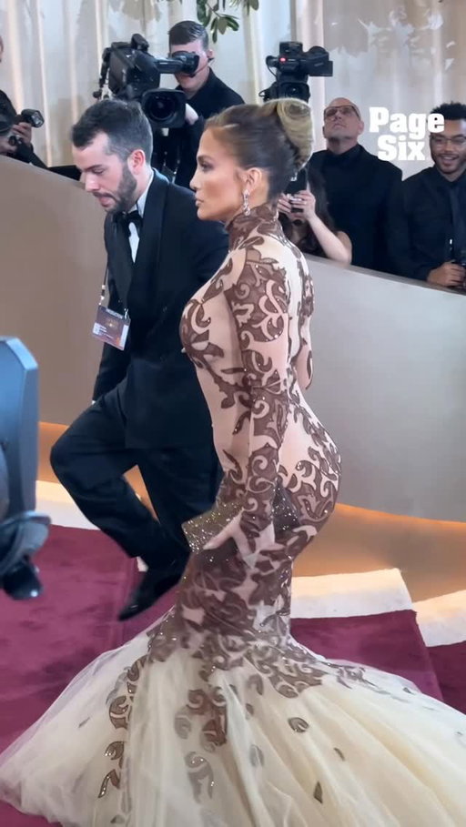 Jennifer Lopez is a moment on the 2026 Golden Globes red carpet 🤎