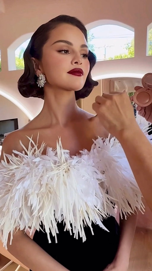 @selenagomez’s glow for the Golden Globes: Positive Light Silky Touch Highlighter in Mesmerize

@hungvanngo @renatocampora @erinwalshstyle #selenagomez #goldenglobes