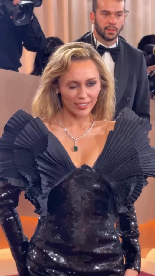 She’s exactly who she thinks she is. @mileycyrus pulled up to the #GoldenGlobes red carpet in @ysl. 
video: @emmmahugh