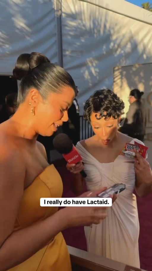 @drewafualo has snacks on the #GoldenGlobes red carpet — and Lactaid!

Video: @ladytomhanks/Bustle #LizaKoshy