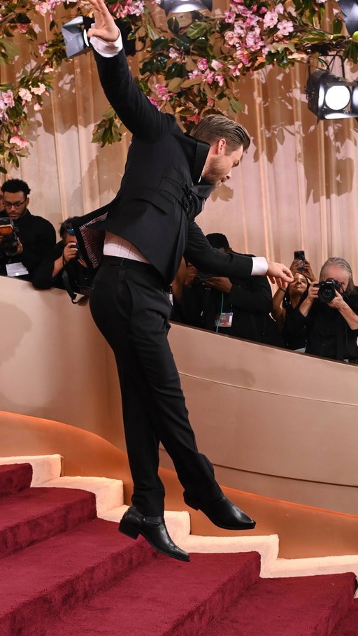 I think this performance earned the requested sleepover. 😉❤️

#GoldenGlobes #DerekHough #popculture #parentinghumor #redcarpet