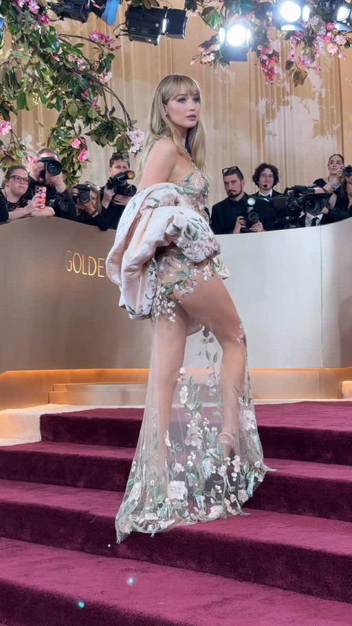 Jennifer Lawrence is sheer perfection in this floor-length floral gown for the @goldenglobes.

Video: @tashasheridan