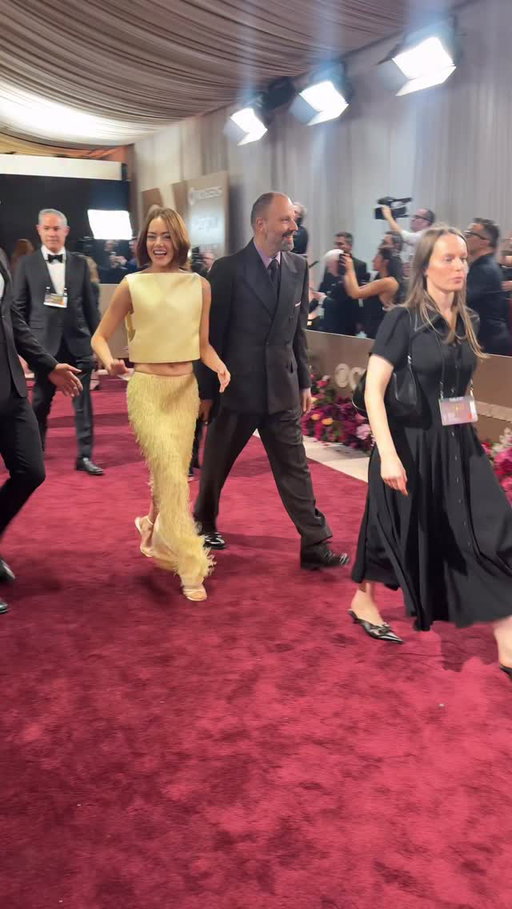 Emma Stone makes her way into the 2026 @goldenglobes, wearing custom @louisvuitton.

Video: @nikarajohns