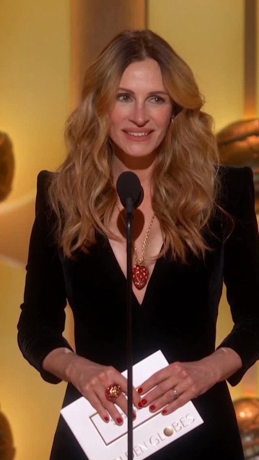 Standing ovation for Julia Roberts 👏👏 #GoldenGlobes