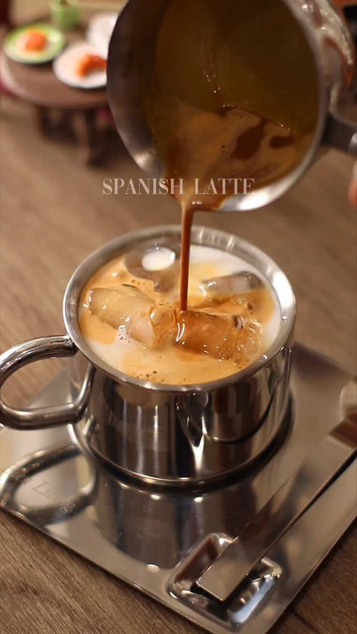 ☕️ Spanish Latte

📝 Recipe

20g • Sweetened Condensed Milk
1 Shot / 30ml • Espresso
~mix
Ice Cubes 🧊
100ml • Milk

//

The classic will always come around, and it’s never getting old. This one is always the easiest to make, because I will always have condensed milk at home. Whenever there’s no syrup, I can always go with condensed milk! 

Btw, this cup is really handy. They have a space for the small spoon, I love it. 🤎

—

#asmr #homebarista #coffeetime