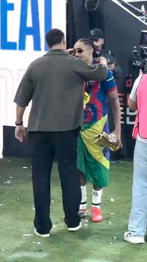 Raphinha 👏🏽🏆 🇧🇷 
Some player....from Leeds to Barca to wearing the armband....some journey...full of hard work 📈🚀
MVP of the Supercopa
Congrats! 😎

#Barcelona #Raphinha 🇧🇷