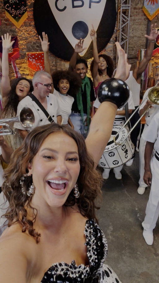 Bora? Vem comigo sambar, dançar e viver dois dias de Carnaval de rua no Rio com o bloco mais antigo da cidade, o @cordaodabolapretaoficial, na minha nova Experiência no Airbnb! 🎉✨
 
Reservas disponíveis a partir de 27 de janeiro, às 11h (horário de Brasília) em airbnb.com/carnavalcompaolla.

———

Join me for two unforgettable days of street Carnival in Rio, dancing and celebrating with the city’s oldest bloco, @cordaodabolapretaoficial, in my new Airbnb experience! 🎉✨ 

Bookings start on January 27th at 9am EST, at airbnb.com/carnavalcompaolla.