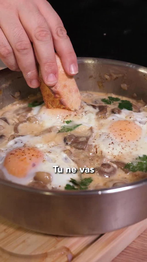 Champignons + oeufs ! Abonne-toi pour d’autres recettes gourmandes ! 
Là on part sur une recette à base de champignons et d’oeufs, comment ca pourrait mal se passer ? L’idée c’est de repartir sur l’idée d’une chakchouka avec une poêlée de légumes dans lesquels on vient casser des oeufs : plutot que des poivrons et des tomates, je suis parti sur des champignons et ca fait super envie ! 

Ingrédients pour 2 
1 échalote 
1 gousse d’ail
1 botte de pleurote
250 g de champignons bruns ou de paris
Quelques feuilles de persil
1 cuil. à café de miso 
5 cl de vin blanc
10 à 15 cl d crème liquide
Parmesan 
Beurre
Huile d’olive
Sel, poivre