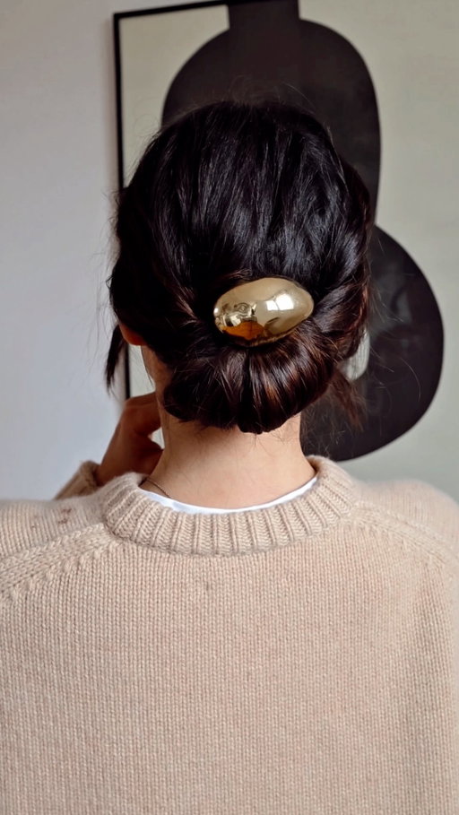 Coiffure pour tous les jours  N.3
Tu cherches une coiffure facile à faire, mais qui donne un effet Waouh, voici le tutoriel ! la tendance 2026 des accessoires dans les cheveux et je vous propose cette barrette.
Tuto coiffure hairstyle haircut #hair