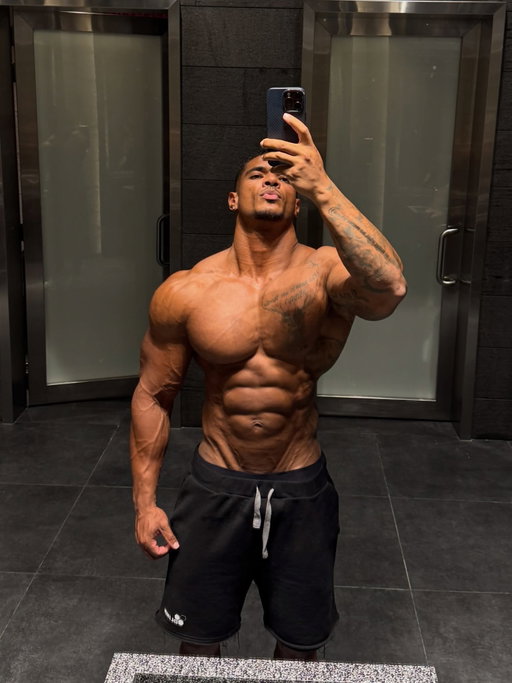 Refuse to be nothing but the best version of yourself… 🤳