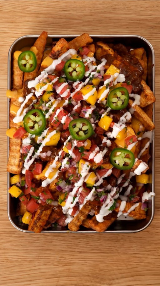 #HORMELChiliPartner Alright now… y’all know I love bold flavor, and @hormelchili No Beans brought it ALL. These plantain fries? Next level and perfect for gameday. 

Ingredients 15 oz. Hormel Chili no beans 
3 Green plantains 
4 Garlic cloves 
2 cup Water 
2 tsp salt 
1 ripe mango, diced small 
¼ cup red onion, finely diced 
2 tablespoons fresh cilantro, chopped
 ½ jalapeño, diced 
2 tomato, diced 
Juice of ½ lime 
Pinch of salt 
Nacho queso cheese
1  Jalapeno, sliced 
Sour cream
