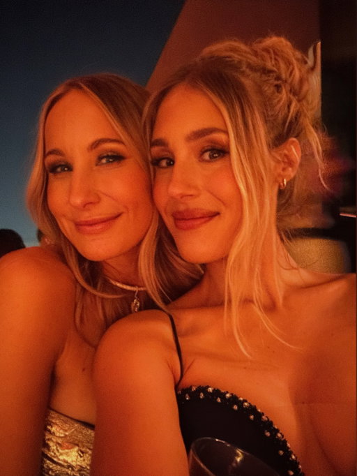 Congrats to my gorgeous sister @nikkiglaser for a perfect show and HUGE congrats to me for being mistaken for her all night and getting hugs from celebrities who said i “made the night special” 🏆

glam by my actual sister over FT i love u miranda @mirzyhammond