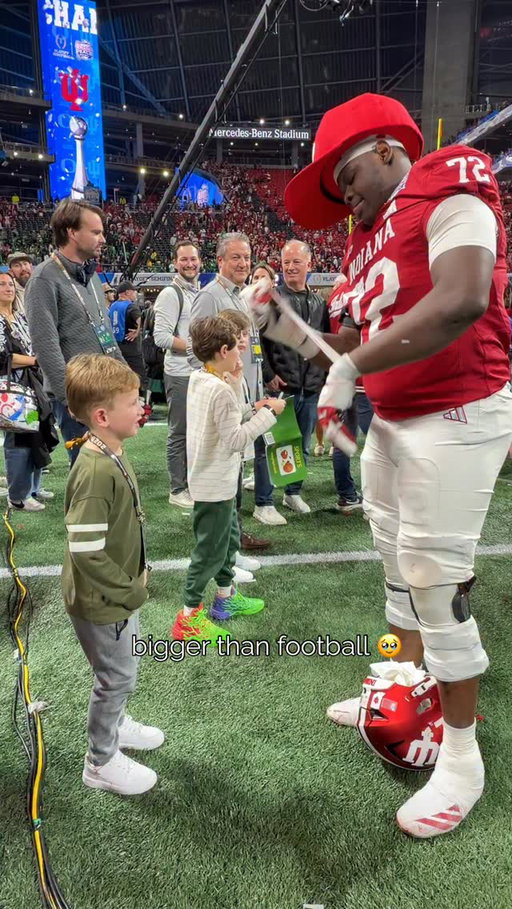 Wholesome moment between Adedamola & young fans postgame 🫶

#hoosiers #indianafootball #indianahoosiers