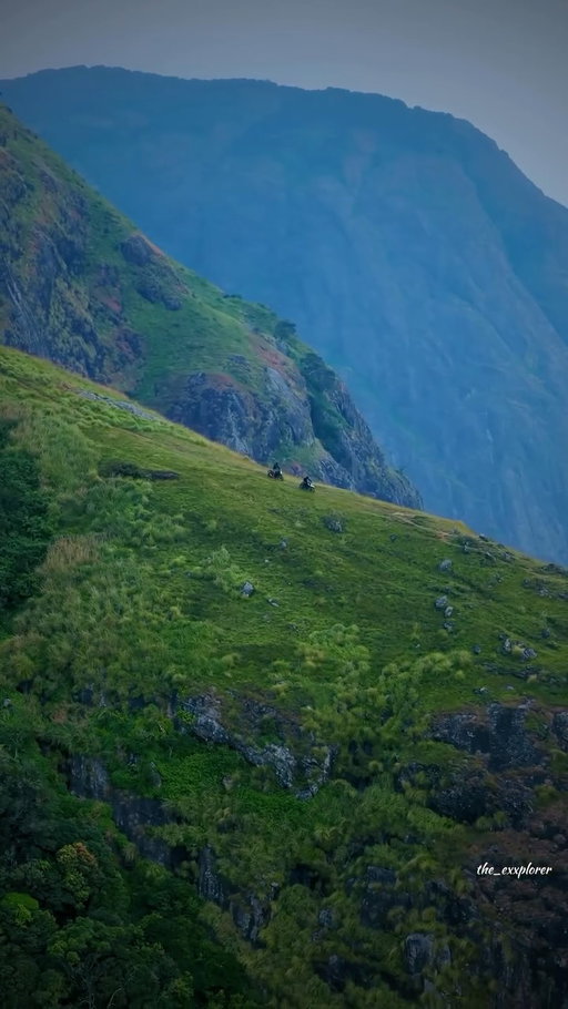 Uchilakuth vew point📍
Pethotti
Munnar 
Idukki
.
@djiglobal @djiindia.official 
.
#reelsvideo #reelkarofeelkaro #trendingreels #trending #explorepage