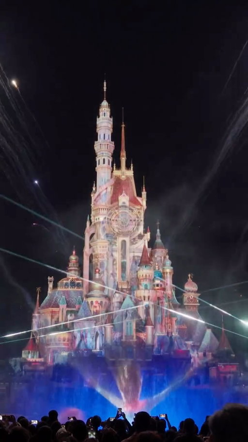 Grabe. Nakakaiyak pala talaga — lalo na kapag tinulugan lang yung fireworks 😂 Kidding aside, I don’t know why it feels so much more moving to see it now compared to when I went here with friends ages ago. It’s healing.

@hkdisneyland