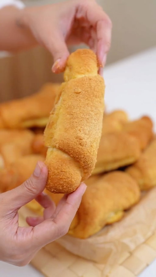 bestfriend! 🤍🥖
Welcome back to my Filipino Bakery Series, and today, we’re baking a true classic: Spanish Bread.

Soft, buttery bread rolls filled with sweet, buttery crumbs. The kind you’d buy sa bakery after school, still warm, wrapped in paper, and gone in minutes. Childhood in one bite talaga. 🥹✨

Sharing my tested recipe below so you can make it at home too.

⸻

SPANISH BREAD (Y: ~20pcs at 50g per dough)

Dough
	•	500g all-purpose flour
	•	2 tsp instant dry yeast
	•	60g white sugar
	•	½ tsp salt
	•	240 ml warm milk
	•	60g butter, softened
	•	2 L eggs
	•	½ tsp vanilla

Filling
	•	90g butter, softened
	•	70g brown sugar
	•	50g bread crumbs
	•	1 tsp milk

Caramel Mixture:
 •	55g brown sugar
	•	57g butter, melted
 •	40g water

For coating
	•	Melted butter
	•	Bread crumbs

Notes:
Knead until soft and elastic.
First rise for about 1 hour to 1.5 hour or until doubled.
Fill, roll, coat in bread crumbs, then proof for 20-30 minutes.
Bake at 180°C preheated oven for 20-23 minutes until golden and fragrant.

⸻

Perfect with coffee, perfect for merienda, perfect pang-share… or pang-sarili lang, bestfriend. 🤭☕
If Spanish Bread was part of your childhood too, you’re gonna love this one.

Save this recipe and see you in the next bakery episode 🤍