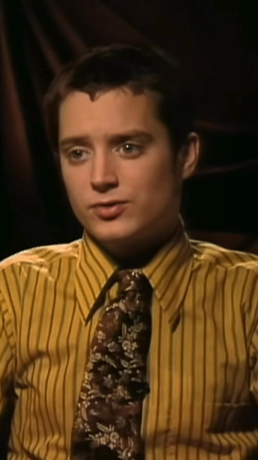 I can’t stop laughing while watching this! 😭🤣

One of The Lord of the Rings’ most iconic off-screen moments came from a 2004 Comic-Con prank. Dominic Monaghan, disguised over an audio feed, repeatedly asked Elijah Wood absurd questions like, “Do you wear wigs? When will you wear wigs?” capturing Wood’s genuine confusion. His serious “No, I do not” answers quickly became legendary, an early viral moment before memes were even a thing.

At a 2025 reunion panel, Wood admitted he had no idea it was a prank, joking, “I don’t know why I was so anti-wig… I could tell something felt off.” Rewatching it later, he laughed, “Dude, just say you wear wigs!”

The irony? Everyone did wear wigs. All principal cast members used them daily to maintain continuity throughout the Middle-earth shoot. The moment perfectly blends real confusion, cast chemistry, and peak LOTR immersion, turning a simple prank into timeless comedy gold that fans still quote today.