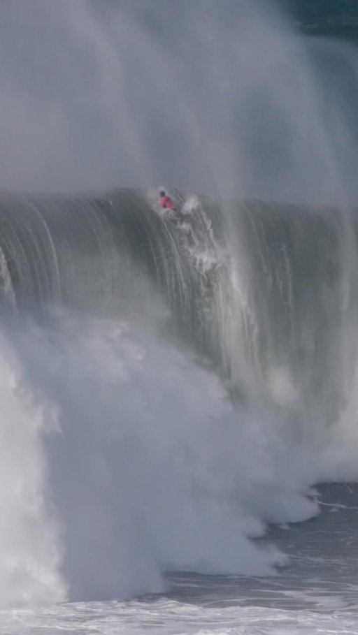 Whose heart rate just spiked watching this? 😳

@lucaschumbo took the beating, then towed into another beast. 

🎥: @yuneskhader | @pinesi 

#rescue #jetski #surf #bigwaves